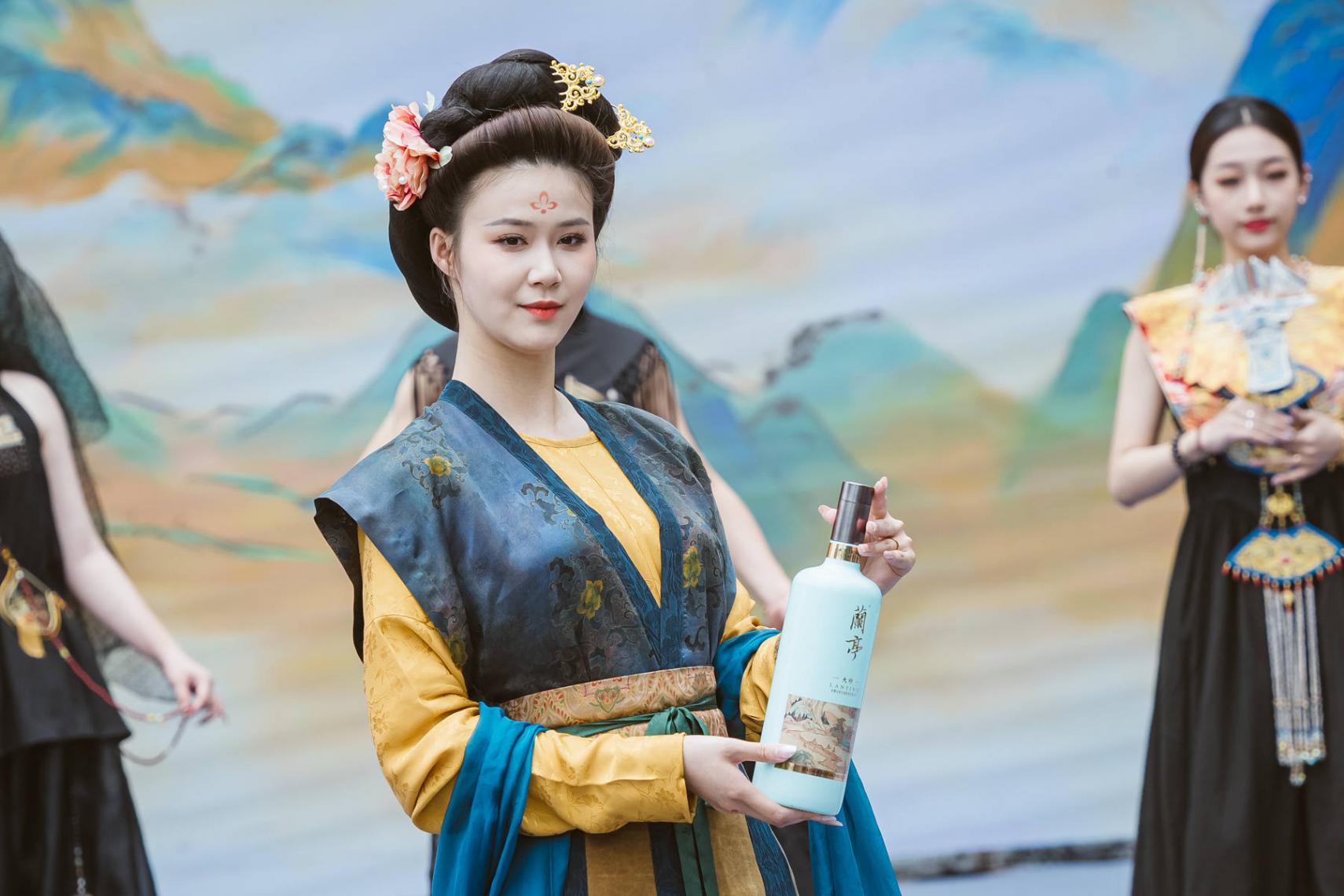 紹興柯橋:非遺與時(shí)尚共舞 傳統(tǒng)文化綻放新活力