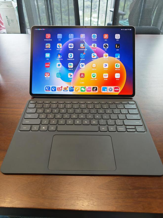 ▲ 圖片顯示，榮耀 MagicPad 3 平板擁有配套鍵盤（帶觸控板）