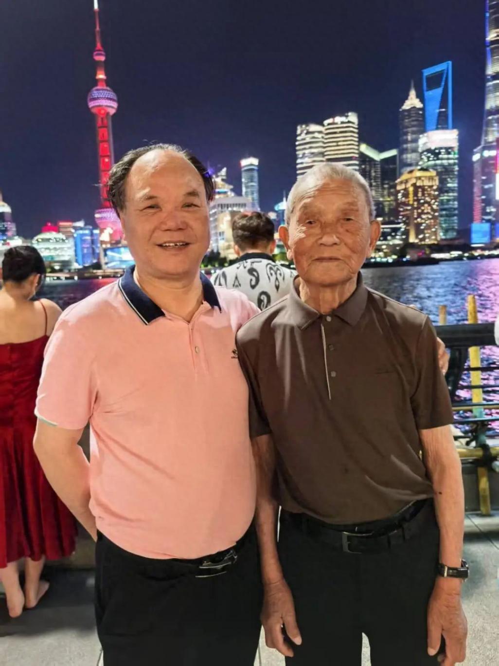 63歲兒子帶103歲養父周游全國