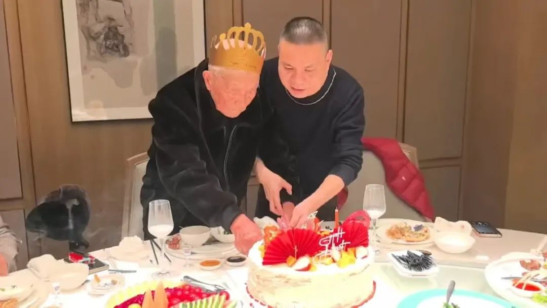 63歲兒子帶103歲養父周游全國