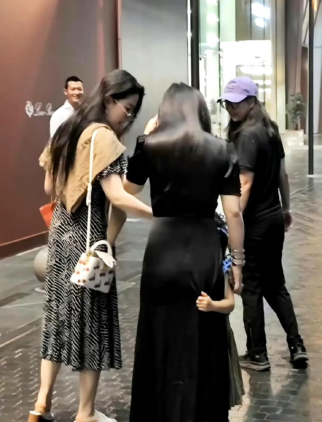 劉亦菲與朱珠一家逛三里屯被偶遇
