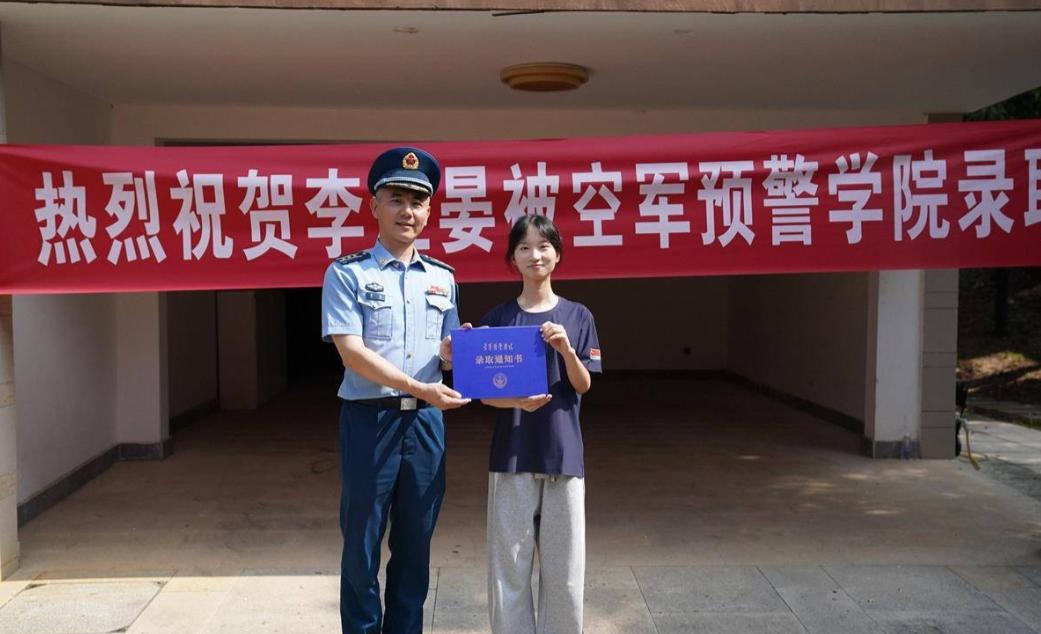 湖北一高考624分女孩放棄985上軍校