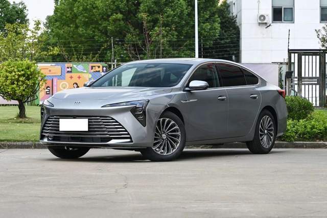 同陣營PK,別克君越對比豐田亞洲龍,選誰更合適?