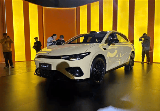 零跑Lafa5預售10.58萬起,搭載8295芯片與激光雷達,迎合年輕人?